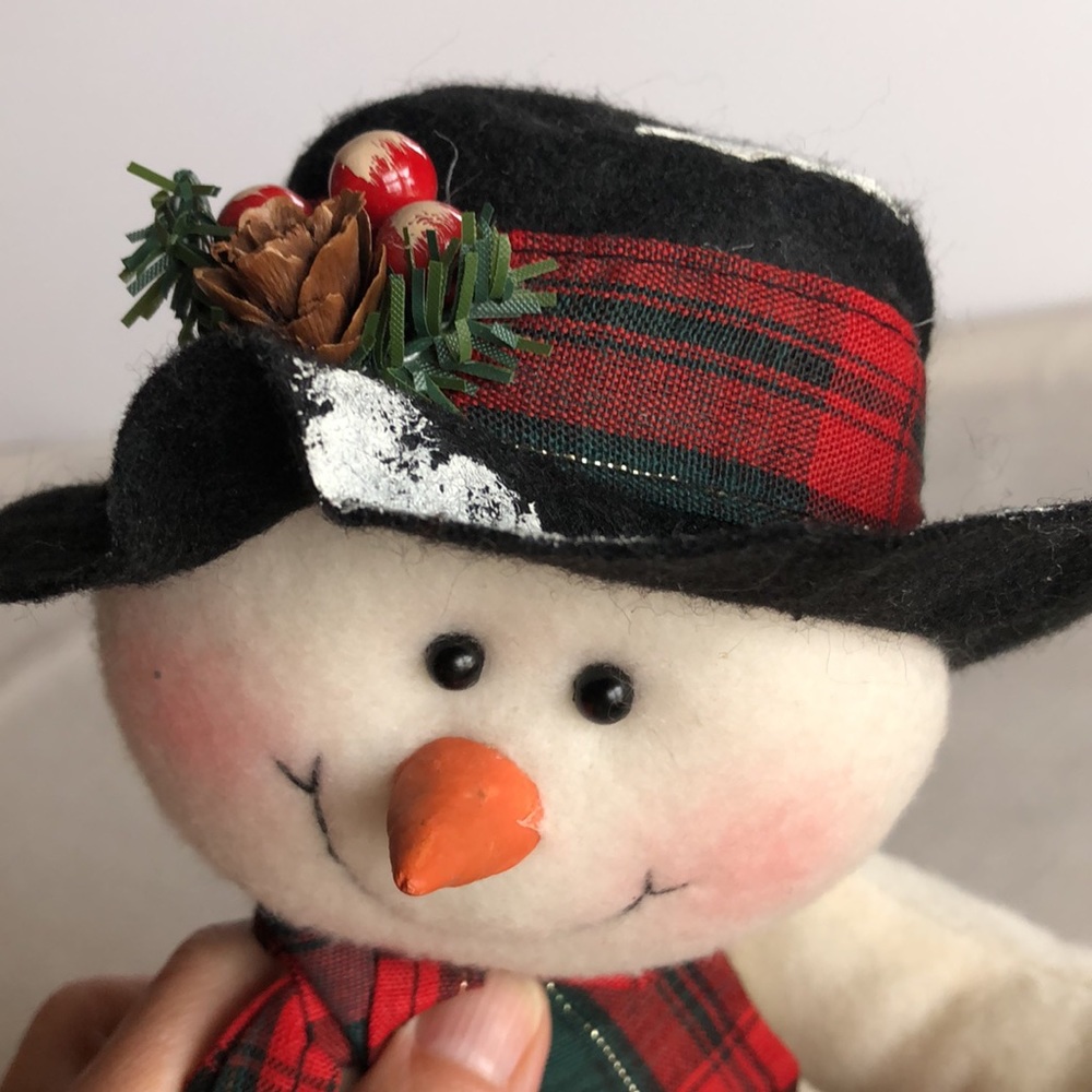 Adorable plush hugging snowman with Velcro hands and feet bottle holder - Picture 5 of 6